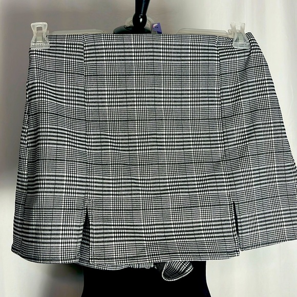 La La Land Creative Skort in windowpane plaid (xs- 26” inch waist NWOT; SAMPLE - Picture 1 of 9